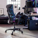 Ein Herman Miller X Logitech Embody Gaming Chair in Blau Cyan als Teil eines Gaming-Setups.