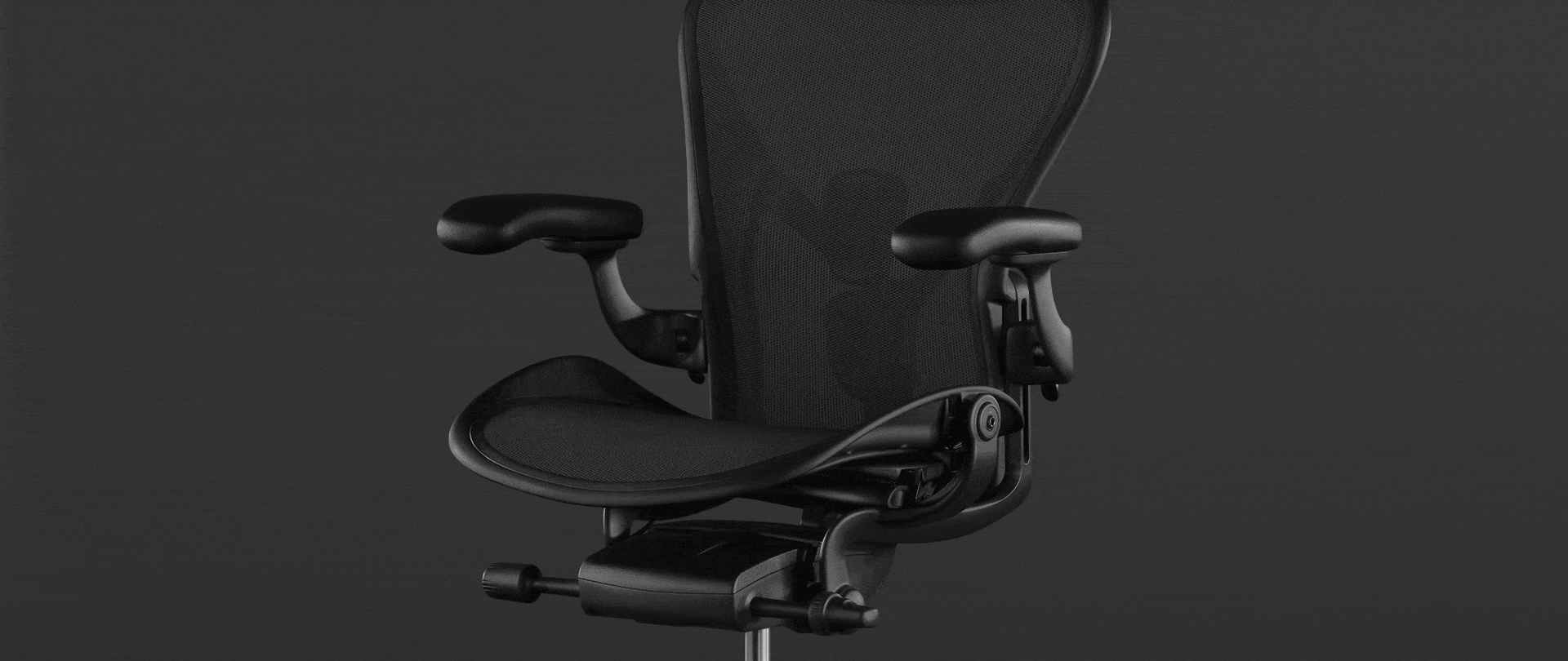 Animation vor einem Foto des Aeron Stuhls in Schwarz zeigt, wie der Stuhl dank seiner Neigung Körperbewegungen auf natürliche Weise folgt, sodass Sie einfach und mühelos die Sitzhaltung wechseln können, vom aufrechten Sitzen zum entspannte Zurücklehnen.