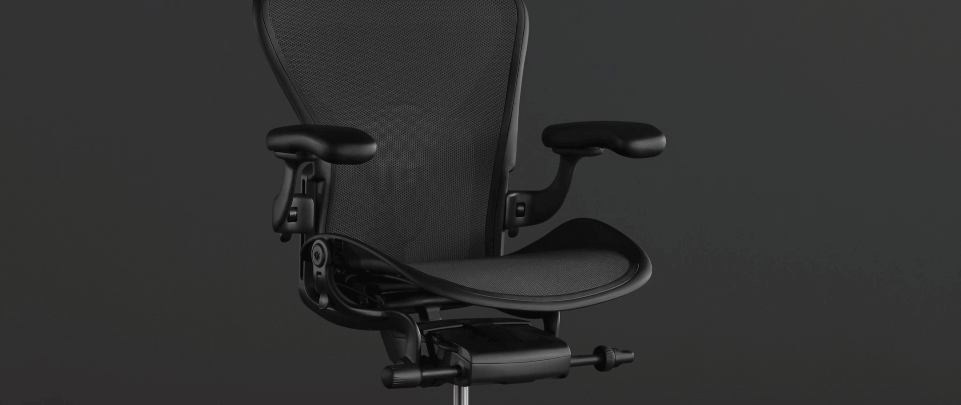 SITZ MIT  BELÜFTUNGAnimation vor einem Foto des Aeron Stuhls in Schwarz zeigt, wie 8Z Pellicle eine belüftete Sitzfläche bildet, die beim Gamen frisch hält.