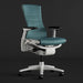 Schrägansicht der Vorderseite eines blau-grünen und weißen Herman Miller X Logitech Embody Gaming-Stuhls in Galaxy