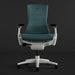 Draufsicht auf einen blaugrünen und weißen Herman Miller X Logitech Embody Gaming-Stuhl in Galaxy
