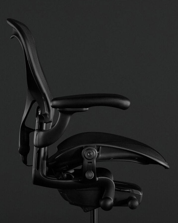 Seitenansicht eines Herman Miller Aeron Gaming Chair in Onyx schwarz
