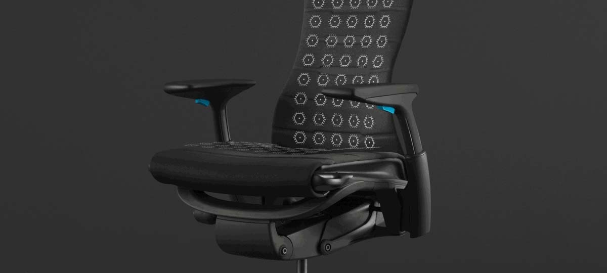 Animation zur gleichmäßigen Druckverteilung des Embody Gaming-Stuhls, über einem Foto des Stuhls vor einem schwarzen Hintergrund.