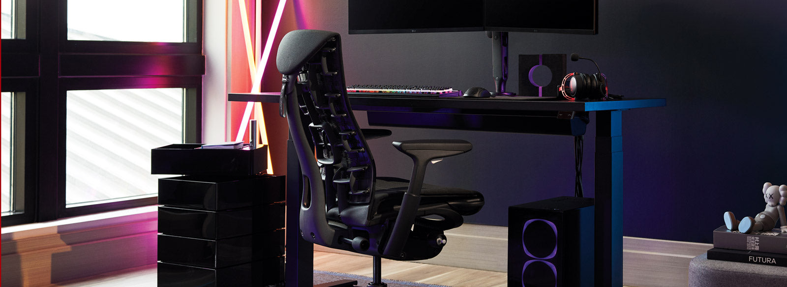 Ein Herman Miller Embody Gaming Chair als Teil einer Einrichtung mit einem Nevi Sitz-Steh-Schreibtisch