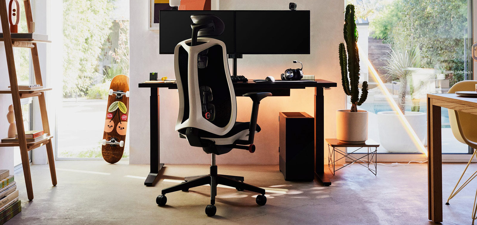 Gaming-Setup mit dem Vantum Gaming-Stuhl und dem Nevi Gaming-Schreibtisch von Herman Miller Gaming.