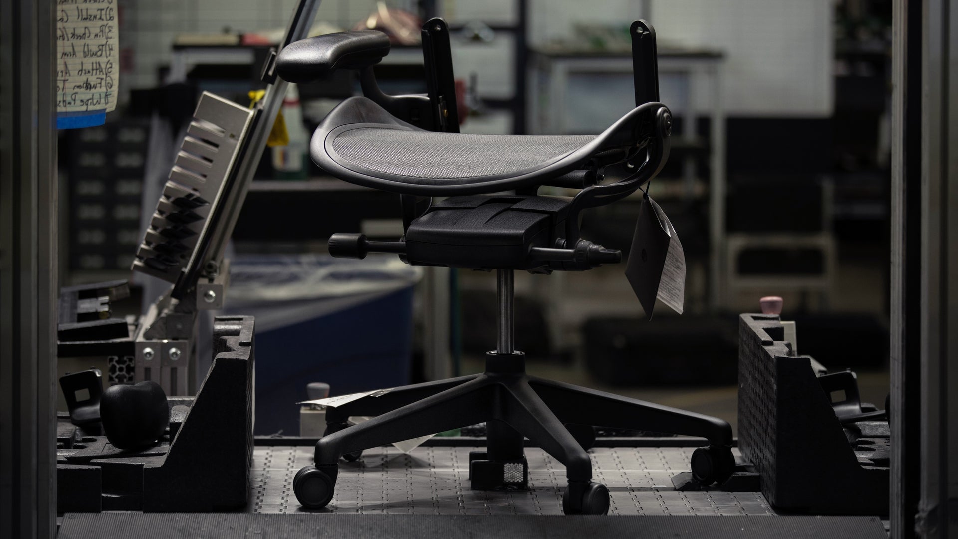 Foto des Aeron Stuhls im Prüflabor von Herman Miller, wo er zur Unterstützung der 12-Jahre-Garantie eingehend getestet wird.