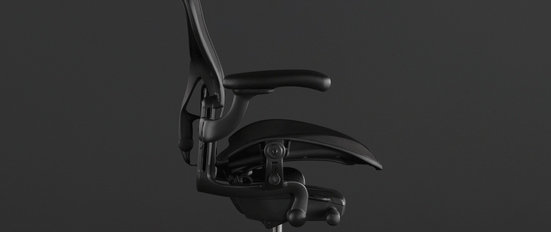 Animation vor einem Foto des Aeron Stuhls in Schwarz zeigt, wie PostureFit SL optimale Unterstützung der Wirbelsäule bietet.