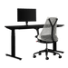 Herman Miller Gaming-Bundle mit Nevi-Schreibtisch, Ollin-Monitorarm und einem Sayl-Stuhl in Studioweiß.