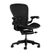 Vorderansicht eines Aeron C Bürostuhls in onyx schwarzer von Herman Miller Gaming, entworfen von Bill Stumpf & Don Chadwick