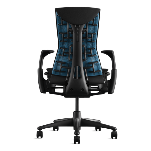 Ein Embody Gaming-Stuhl, von hinten betrachtet, dessen cyanblaue Rückenlehne sich vom schwarzen Hintergrund abhebt.