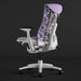 Schräge Ansicht der Rückseite eines lilafarbenen und weißen Herman Miller X Logitech Embody Gaming-Stuhls in Amethyst