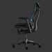 Ein Embody Gaming-Stuhl, seitlich im Profil betrachtet, dessen cyanblaue Rückenlehne vor einem schwarzen Hintergrund gut sichtbar ist.