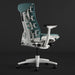 Schräge Ansicht der Rückseite eines blaugrünen und weißen Herman Miller X Logitech Embody Gaming-Stuhls in Galaxy